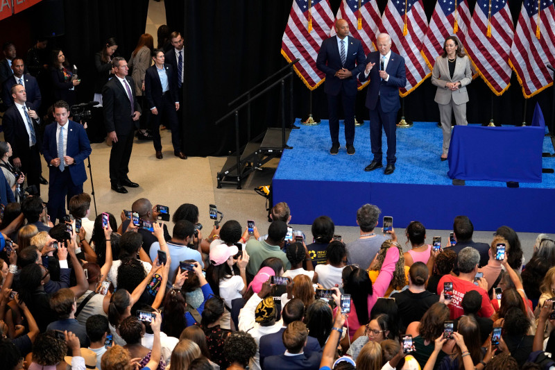 El presidente Joe Biden, en el centro, habla junto al gobernador de Maryland, Wes Moore, y la candidata demócrata, Kamala Harris, en el acto donde se anunció el acuerdo en Largo, Maryland.