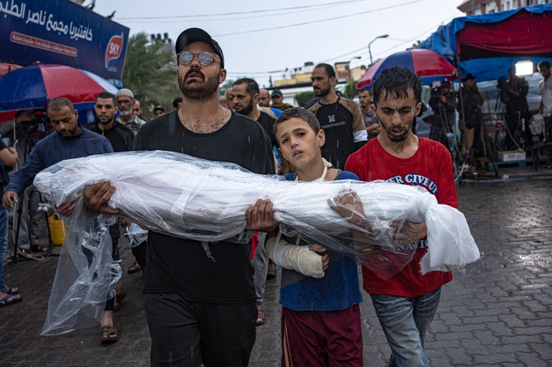 Palestinos lloran a sus familiares muertos en el bombardeo israelí de la Franja de Gaza, frente al hospital de Jan Yunis, el martes 14 de noviembre de 2023.