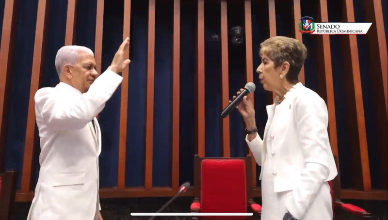 Ricardo de los Santos al ser juramentado por Ginette Bournigal, como presidente del Senado, para el período 2024-2025.