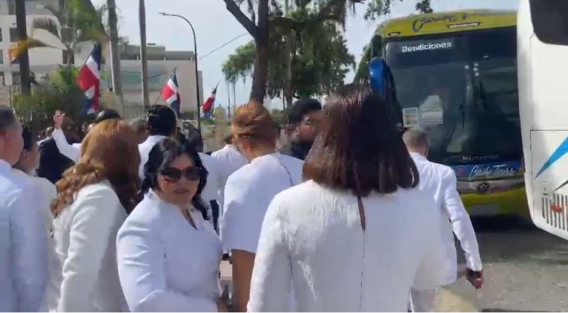 Los legisladores salieron al Teatro Nacional en guaguas Caribe Tours.