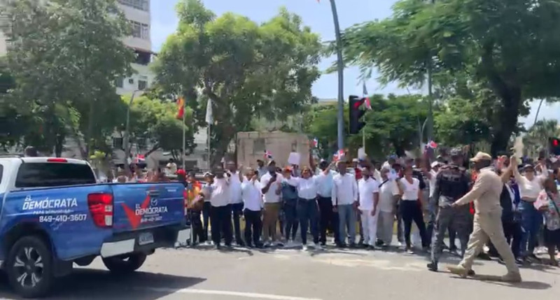 Simpatizantes saludan al presidente Luis Abinader mientras recorría las calles hasta el Teatro Nacional.