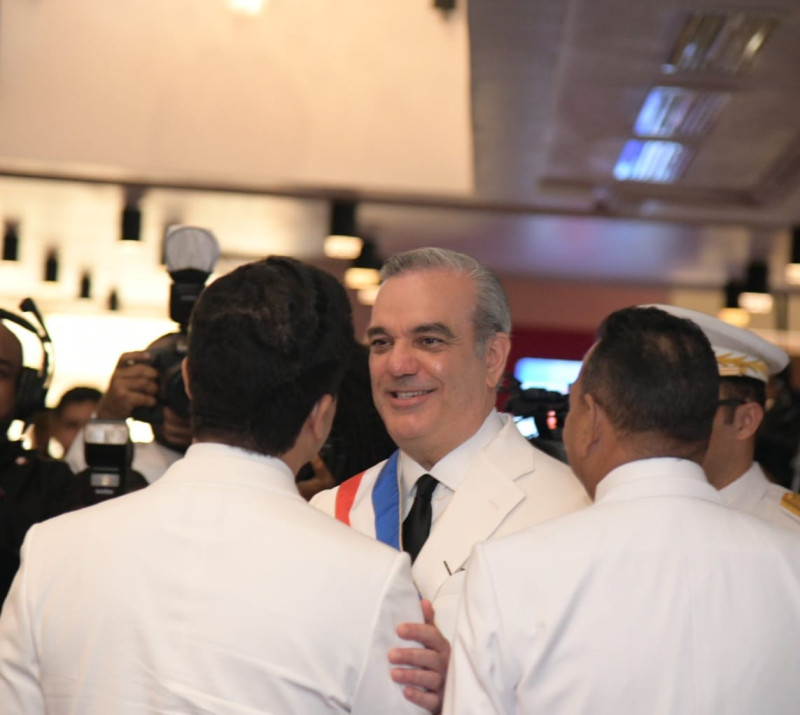 Omar Fernández recibió al presidente Luis Abinader en el acto de juramentación.