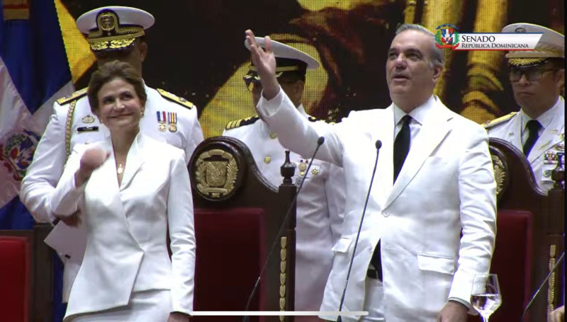 El presidente Luis Abinader junto a Raquel Peña en el acto de juramentación.