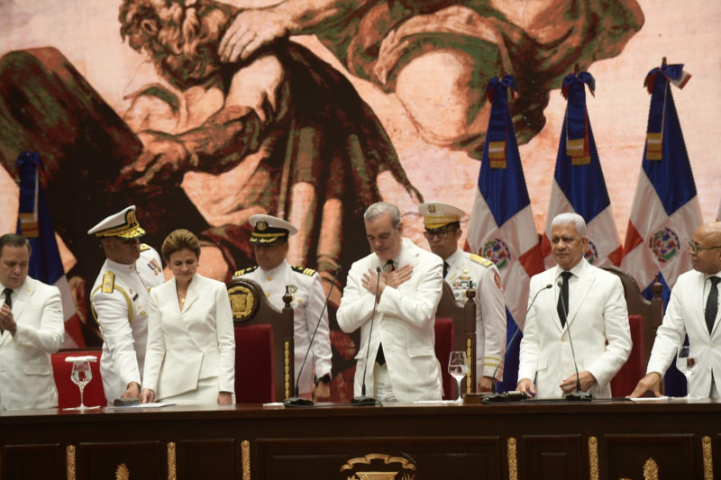 El presidente Luis Abinader saluda a la Asamblea Nacional antes de su discurso de rendición.