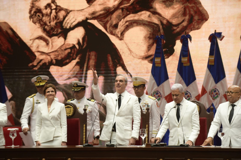 El presidente Luis Abinader saluda a la Asamble Nacional.