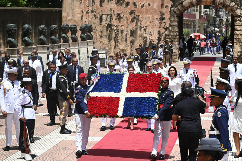 El presidente Luis Abinader depositó una ofrenda floral en el altar de la patria.