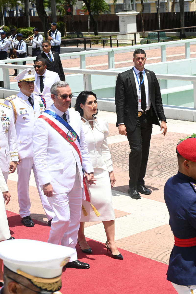 El presidente Luis Abinader junto a la primera dama Raquel Arbaje  en su desfile hasta el altar de la patria.