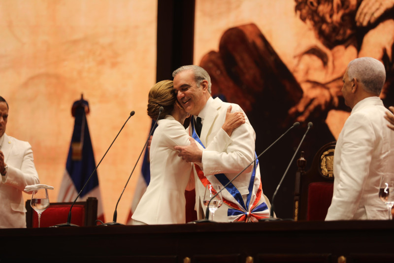 La vicepresidenta de la República, Raquel Peña y Luis Abinader, presidente de la República se dan abrazo tras juramentación.