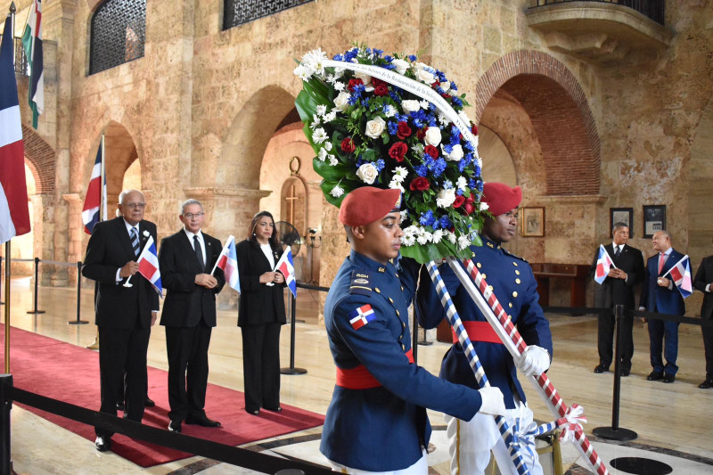 Una guardia militar y dirigentes del Instituto Duartiano rinden los honores correspondientes con motivo del 161 aniversario de la Restauración de la República.