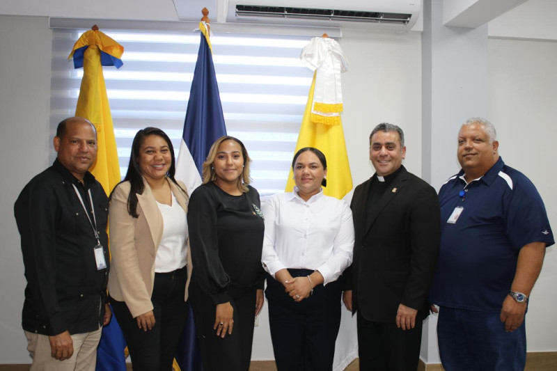 El rector de la Universidad Católica Nordestana (UCNE), padre Isaac García de la Cruz, y otros ejecutivos de la academia se reunieron con directivos regionales del Ministerio de Economía, encabezados por el viceministro Gregorio Madera Sued, quienes están interesados en participar en el Foro del Nordeste que auspicia LISTÍN DIARIO.