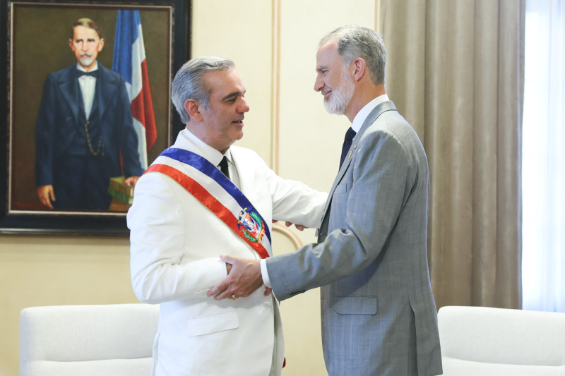 El rey Felipe VI  junto al presidente de la República, Luis Abinader.