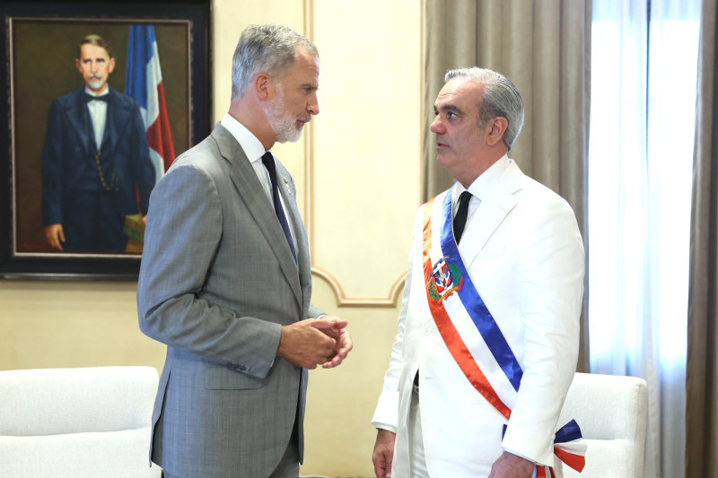 El rey Felipe VI junto al presidente de la República, Luis Abinader