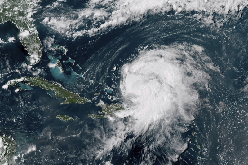 Esta imagen satelital GeoColor del GOES-16 tomada a las 4 p.m. EDT y proporcionada por la Administración Nacional Oceánica y Atmosférica (NOAA) muestra al huracán Ernesto al noroeste de San Juan, Puerto Rico, moviéndose sobre aguas abiertas, el miércoles 14 de agosto de 2024.