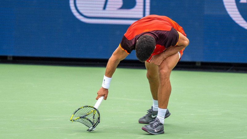 Carlos Alcaraz rompe su raqueta luego de su derrota en el Abierto de Cincinnati.