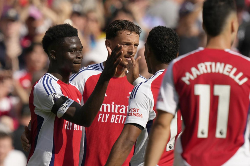 Jugadores del Arsenal celebran la primera victoria de la temporada.