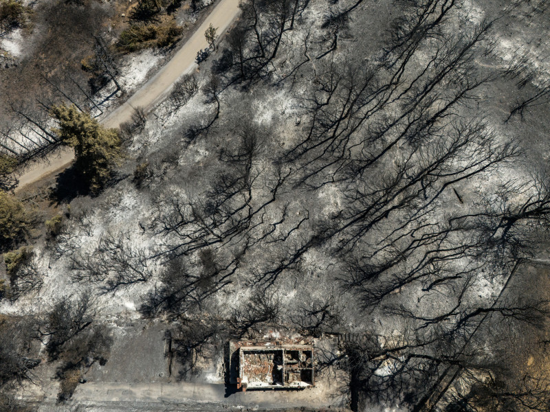 Una vista aérea muestra una casa quemada tras un incendio forestal en la aldea de Varnavas el 14 de agosto de 2024.