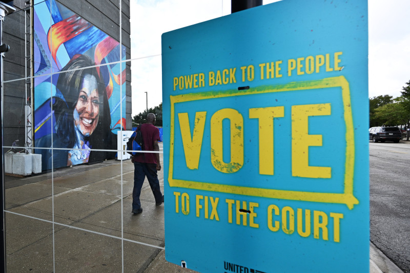 Mural ha Kamala Harris participara en el Comité Nacional Demócrata que se celebrará del 19 al 22 de agosto en Chicago. (Foto de Robyn Beck / AFP)