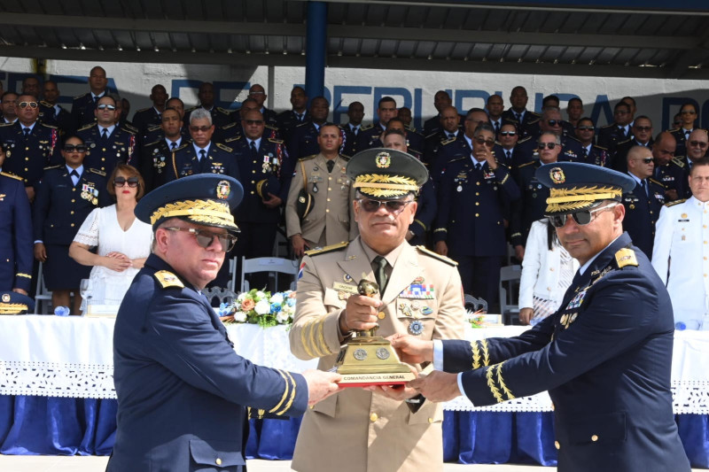 El teniente general Carlos Fernández Onofre posesionó a los comandantes del Ejéricto y la Fuerza Aéreas en dos ceremonias.