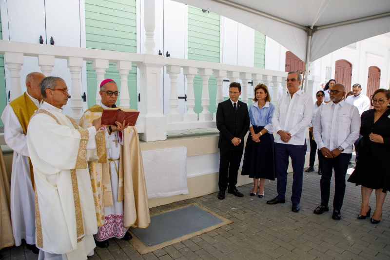 El presidente Luis Abinader y vicepresidenta Raquel Peña en la catedral de Santiago.