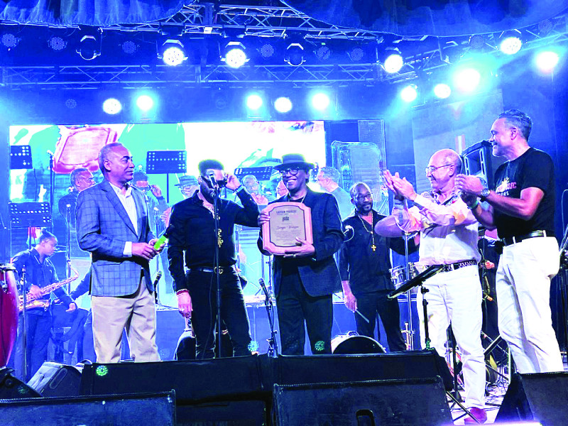 Severo Rivera, de Adopae; Mariachi Buda, animador del Latin Music; Sergio Vargas con su placa de reconocimiento; Javier Cordero, director de Bávaro Grand Resort; y Fernando Quezada, presidente de Quepe Music & Events.