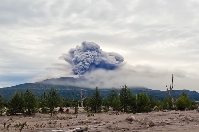 humo emerge del volcán Shiveluch