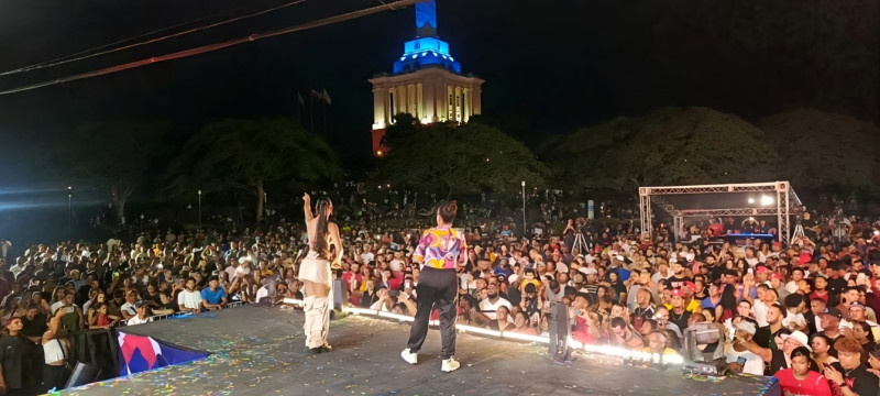 Multitud reunida en el área monumental de Santiago de los Caballeros con motivo de las festividades del Día de la Restauración.