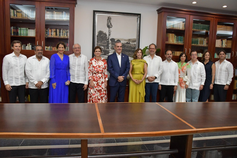 El presidente Luis Abinader y la vicepresidenta Raquel Peña junto a integrantes de Compromiso Santiago y sus esposas