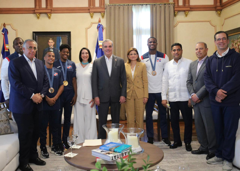 El presidente Luis Abinader y la vice Raquel Peña, encabezan fotografía junto a los medallistas olímpicos.