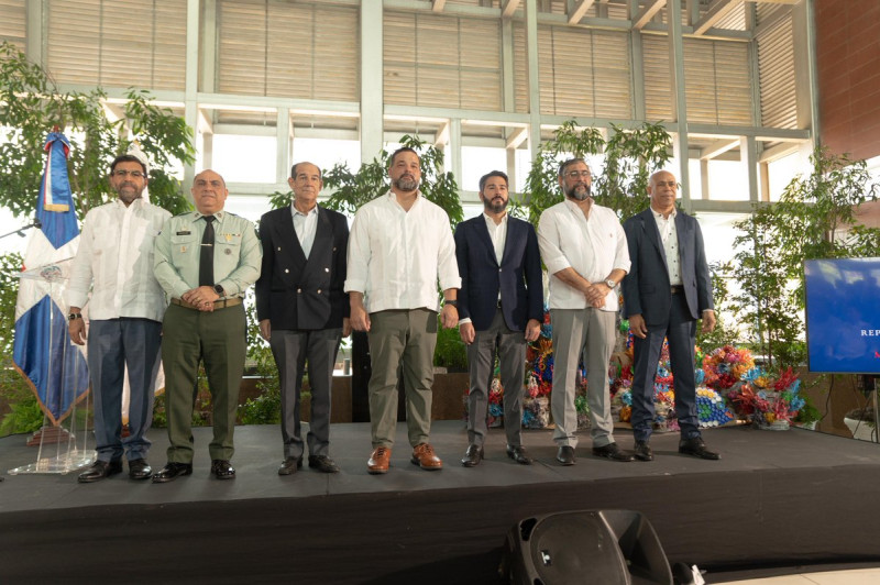 El nuevo ministro de Medio Ambiente, Paíno Henríquez, durante la reunión con el personal de la institución.