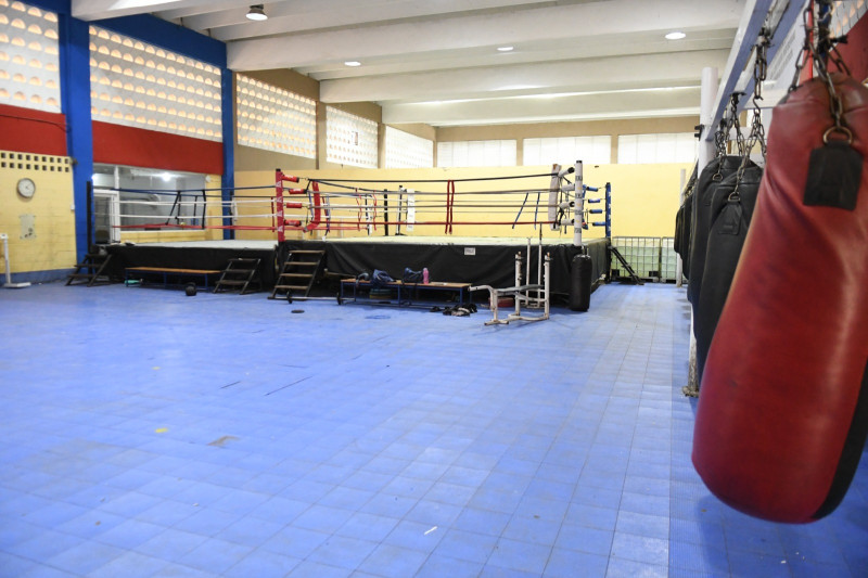 Aunque a simple vista pareciera no tener “muchos problemas”, basta con durar solo cinco minutos dentro del gimnasio para sentir el sofocante calor.