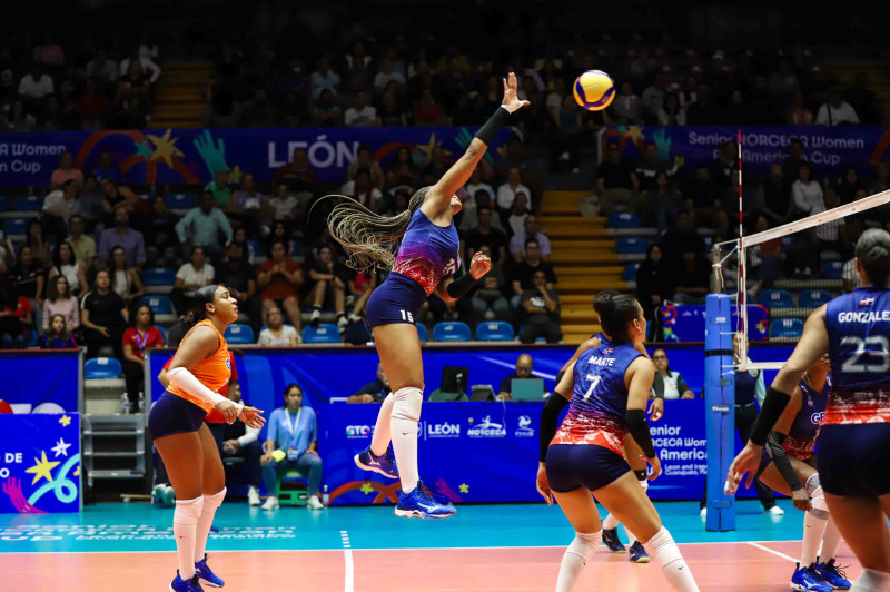 Madeline Guillén consigue un potente ataque por el centro en el partido de las Reinas del Caribe en la Copa Panam.