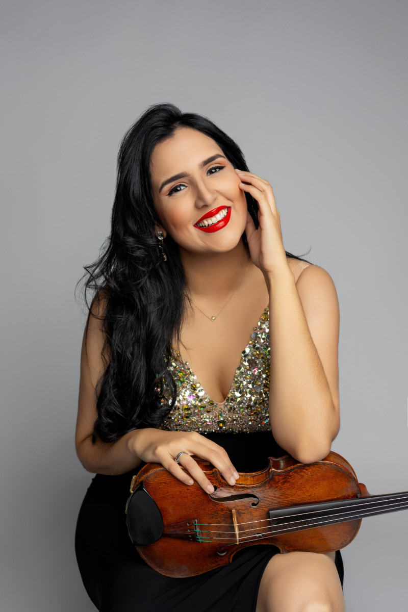 La violinista clásica dominicana Aisha Syed continúa hacia Lima, Perú. Allí será la única solista en el segundo concierto del Ciclo Sinfónico 2024 de la Sociedad Filarmónica de Lima.