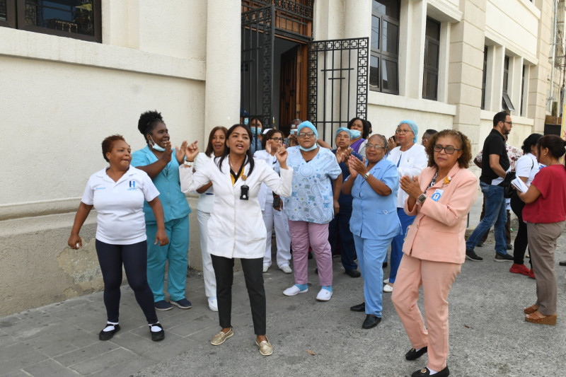 Profesionales de enfermería escenifican protestas pacíficas ayer en un centro hospitalario de la capital, en demandas de reivindicaciones para ese sector de la salud.