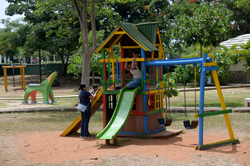 Los visitantes suelen compartir en familia en el parque.