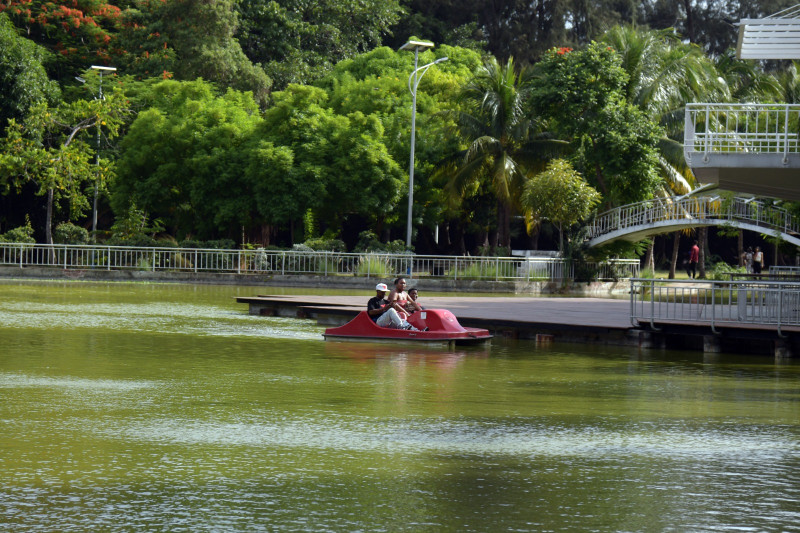 El lago es uno de los principales atractivos en el Parque Mirador Sur.