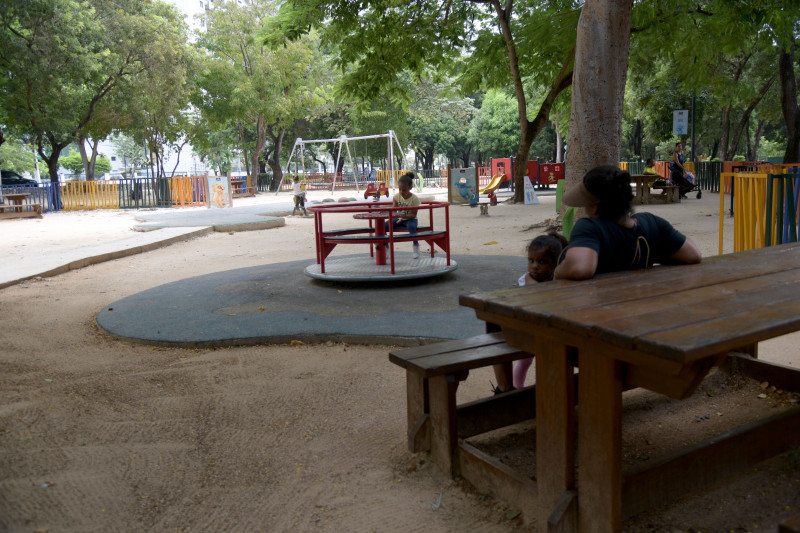 El parque tiene áreas para que los niños puedan disfrutar.