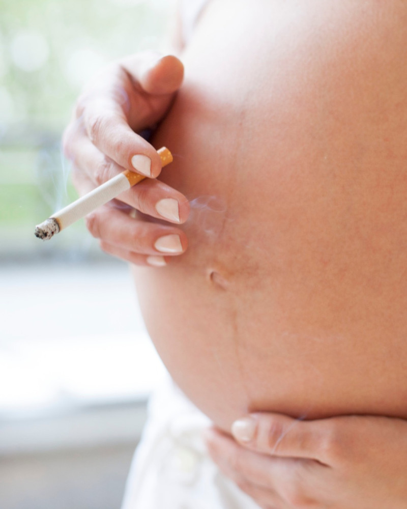 Mujer embarazada fumando