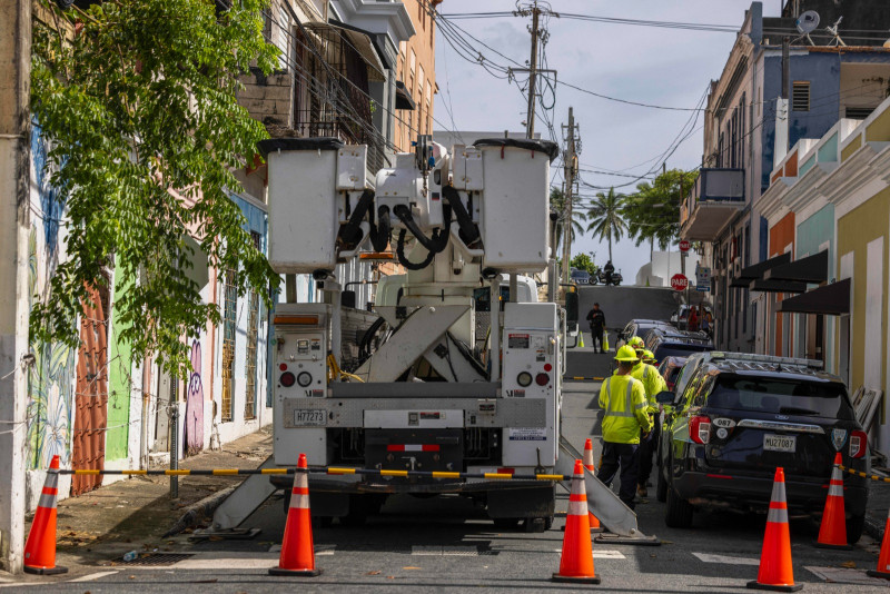 Trabajadores de electricidad realizan reparaciones en la comunidad de Puerta de Tierra tras el paso de la tormenta tropical Ernesto en San Juan.