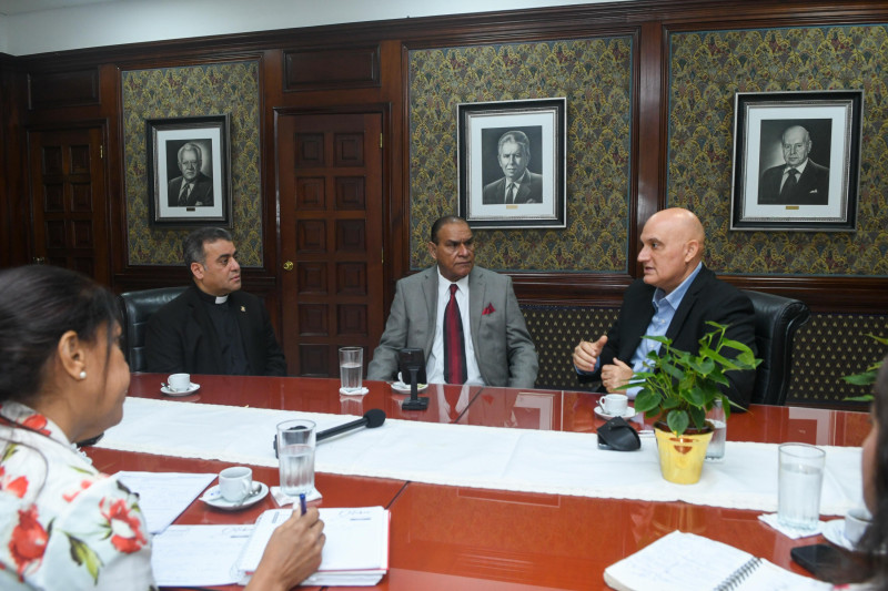 El padre Isaac García, rector de la UCNE; Miguel Franjul, director del Listín Diario; Pavel Isa Contreras, ministro de Economía, y la periodista Doris Pantaleón.