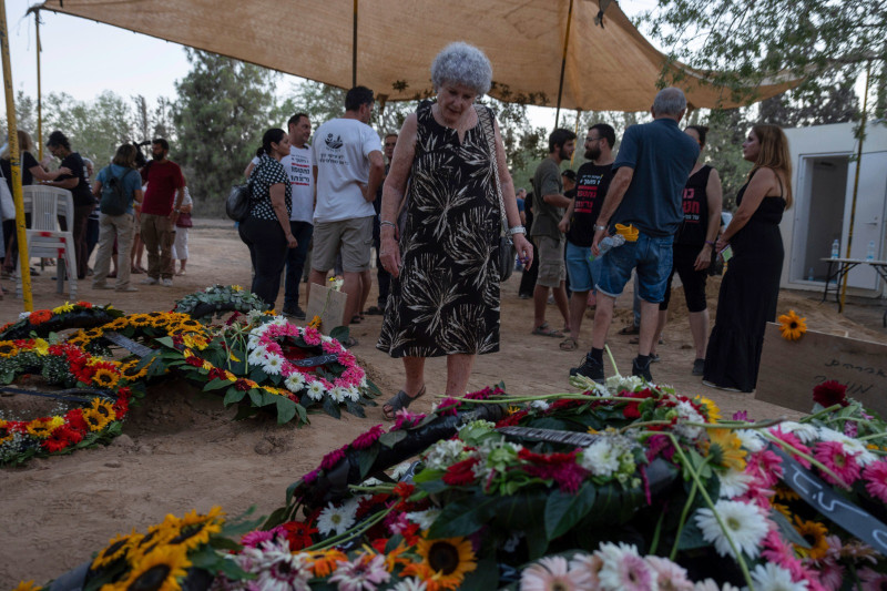 Ruti Munder frente a la tumba de su esposo Avraham Munder, cuyo cuerpo fue recuperado por el ejército israelí en Gaza, ayer en el kibbutz Nir Oz.