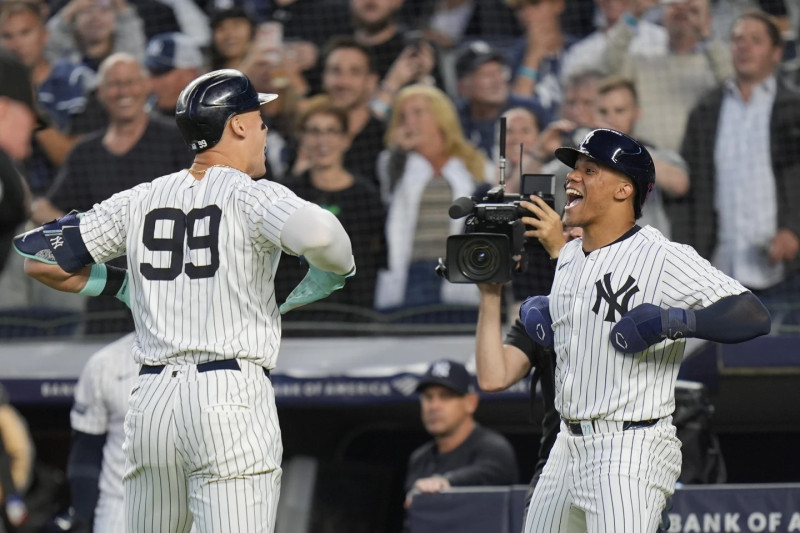 Juan Soto, de los Yanquis, celebra junto a Aaron Judge luego de un cuadrangular en el partido frente a los Guardianes de Cleveland.