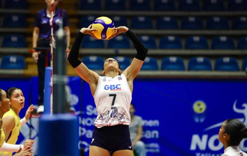 Niverka Marte, de República Dominicana, logra colocar un buen balón a Yonkaria Peña, anoche ante Colombia.