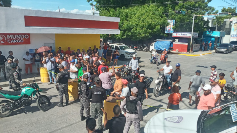 Comunitarios protestan en Neyba por largas jornadas de apagones.