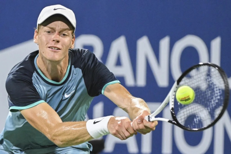 Jannik Sinner, de Italia, devuelve un tiro frente a Andrey Rublev, de Rusia, durante un partido de cuartos de final en el Abierto de Montreal, el sábado 10 de agosto de 2024.