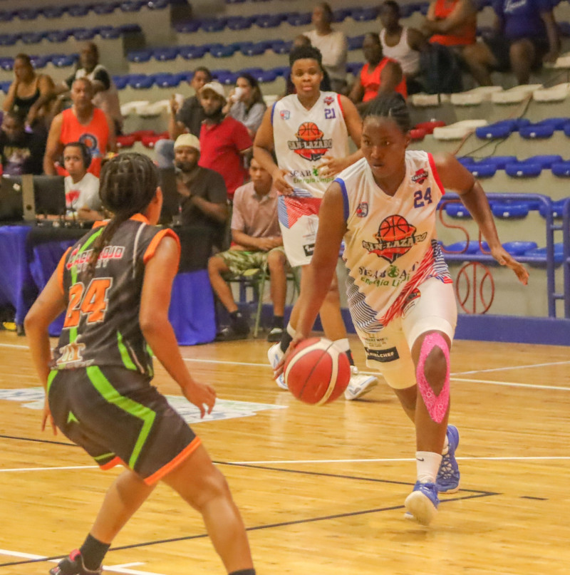 Angie Hodge maneja el balón en la victoria de San Lázaro.