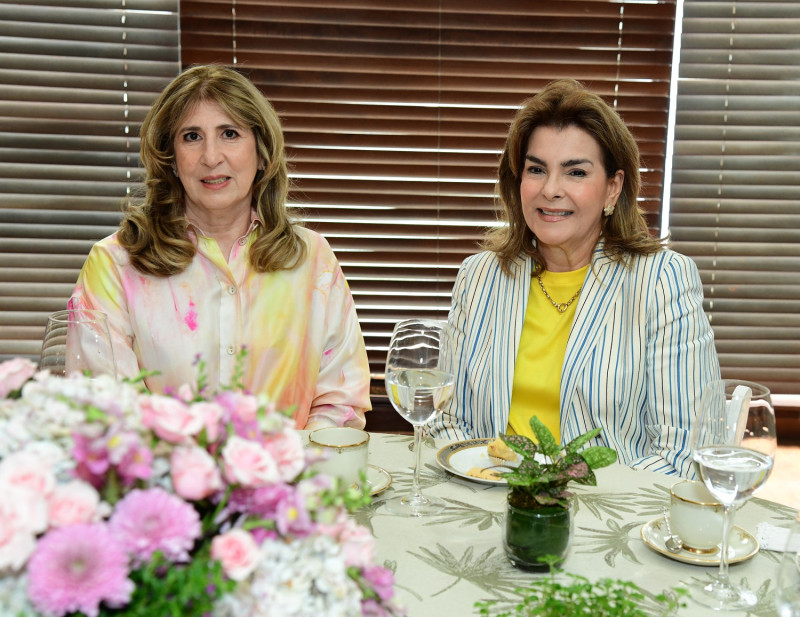 Gina Majluta y Maritzita Zeller de Bonetti.