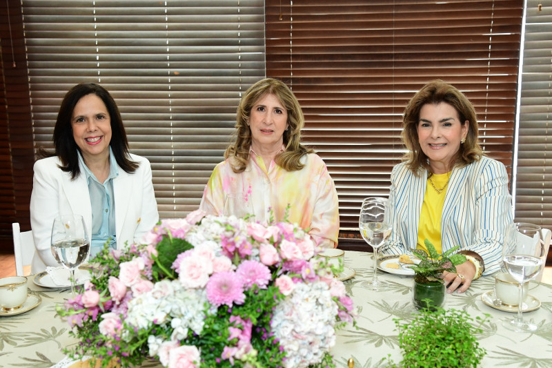 Maribel Bellapart, Gina Majluta y Maritzita Zeller de Bonetti.