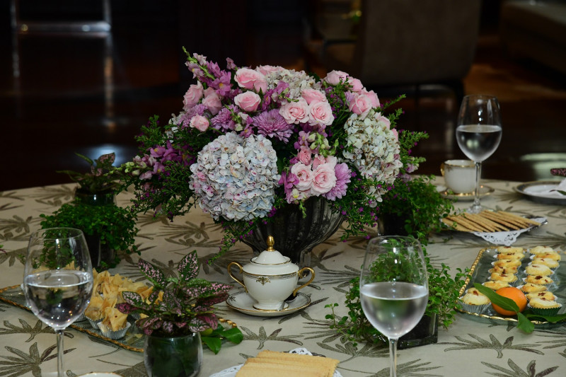 Isidro Nolasco fue el encargado de engalanar la mesa de té del salón Arturo J. Pellerano Alfau, de Listín Diario. Utilizó las hortensias, que con sus voluminosos racimos representan la gratitud, entrelazadas con rosas, emblema de amor y admiración.