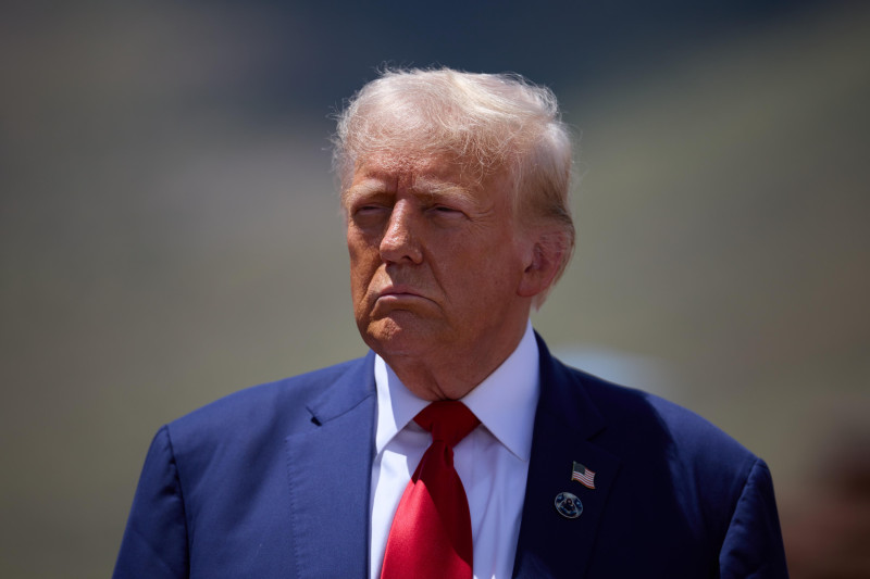 Cochise County (United States), 22/08/2024.- Former President and Republican presidential nominee Donald J. Trump speaks during his visit to the US southern border in Cochise County, Arizona, USA, 22 August 2024. The US presidential election takes place on 05 November 2024. (Elecciones) EFE/EPA/ALLISON DINNER