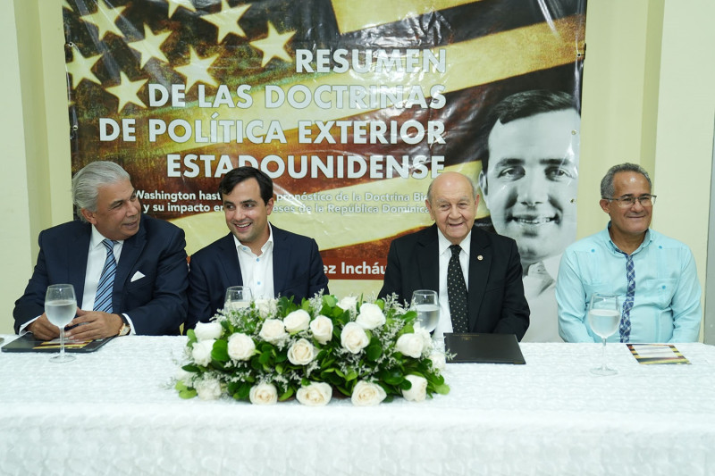 Carlos Castillo, el autor del libro Eduardo A. Hernández Incháustegui, Franklin Holguín Haché e Isael Pérez.